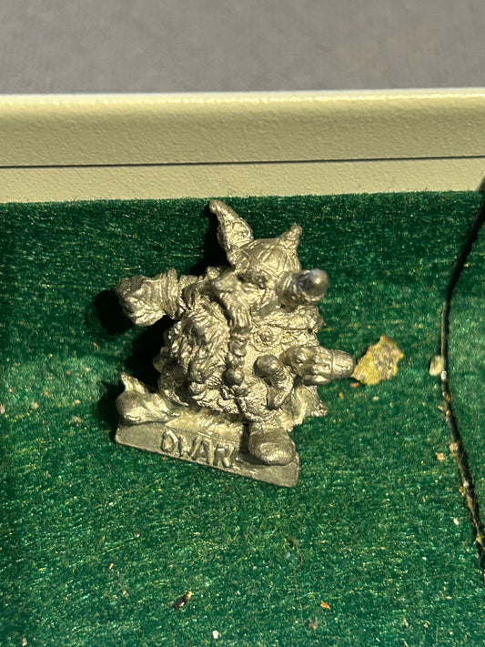 Warhammer fantasy dwarf with broken hand weapon