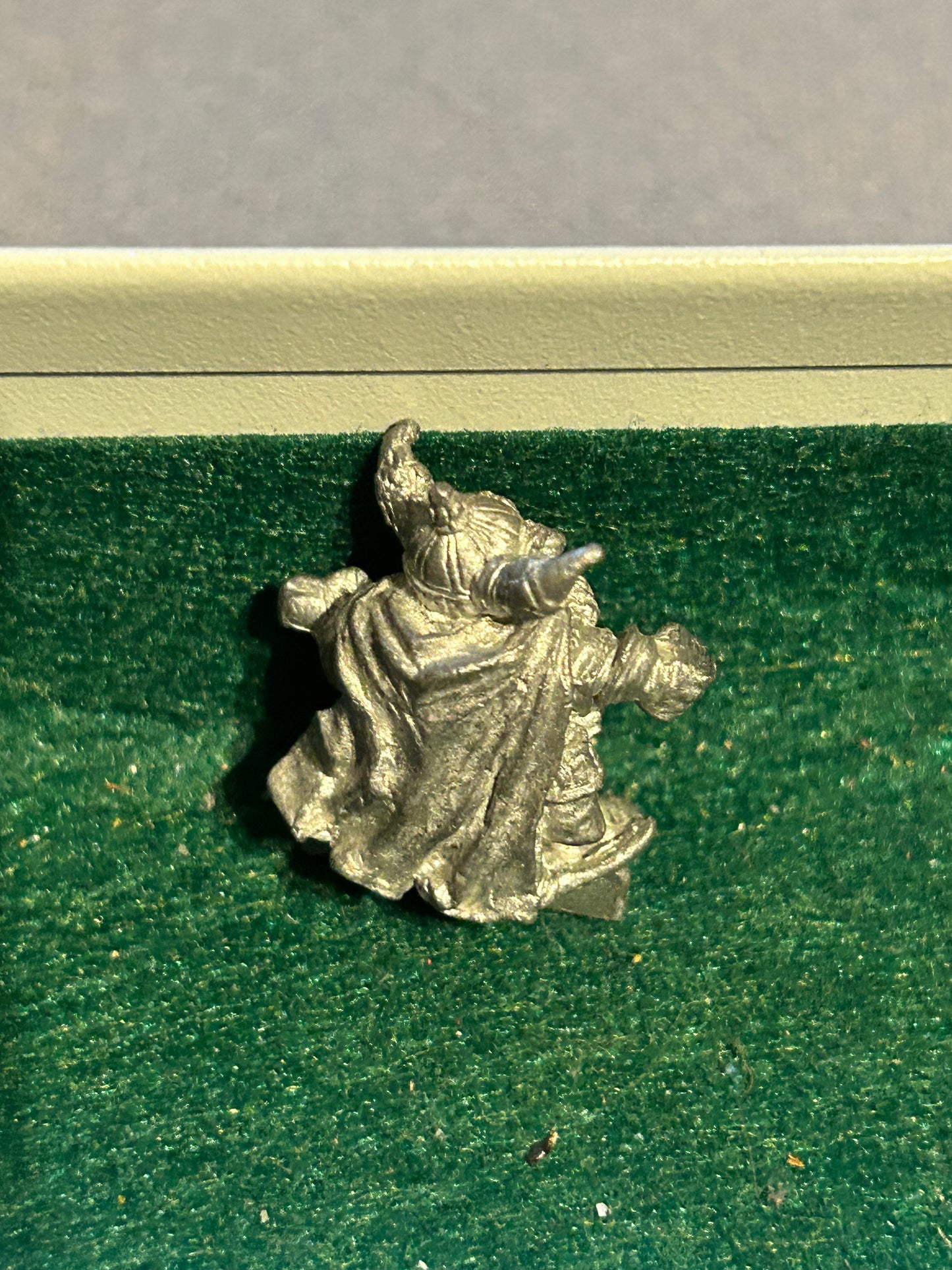 Warhammer fantasy dwarf with broken hand weapon