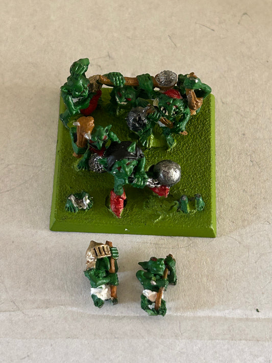Warhammer fantasy or 40k orc or ork Snotling base (6 complete snotlings and 2 broken ones)