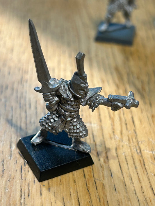 Warhammer Fantasy Marauder Dark Elf MM70/DE01 with sword and crossbow