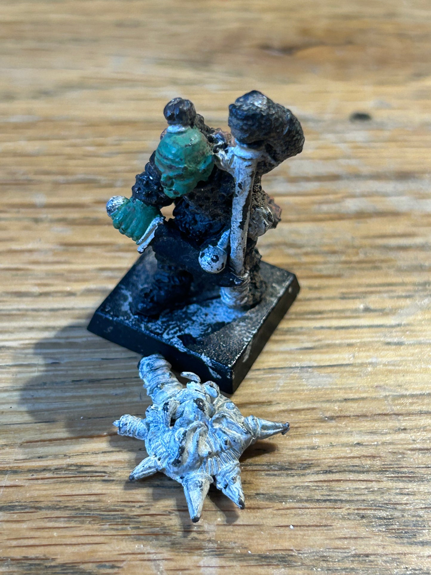 A30008 WARHAMMER FANTASY REG RENOWN DESPOILING HOBGOBLIN DARKLAND STANDARD (banner piece needs fixing)