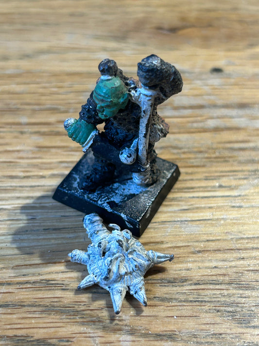A30008 WARHAMMER FANTASY REG RENOWN DESPOILING HOBGOBLIN DARKLAND STANDARD (banner piece needs fixing)