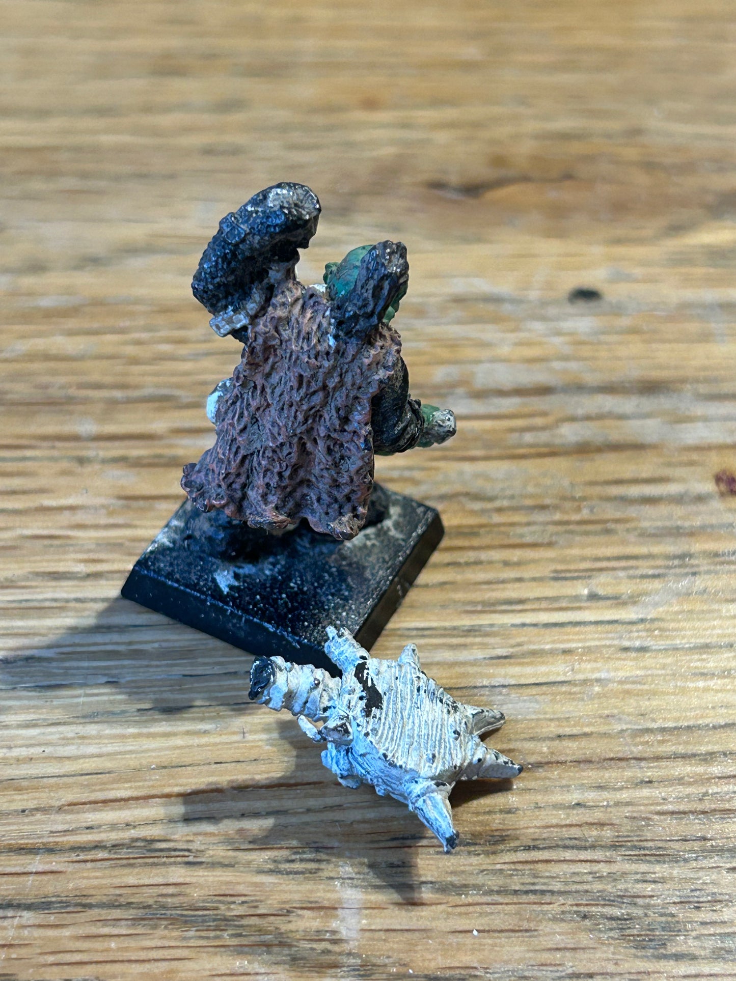 A30008 WARHAMMER FANTASY REG RENOWN DESPOILING HOBGOBLIN DARKLAND STANDARD (banner piece needs fixing)