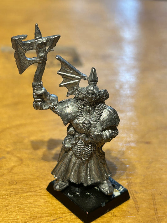 Warhammer Fantasy Vampire Counts vintage metal wight with axe (missing one of his helmet wings).