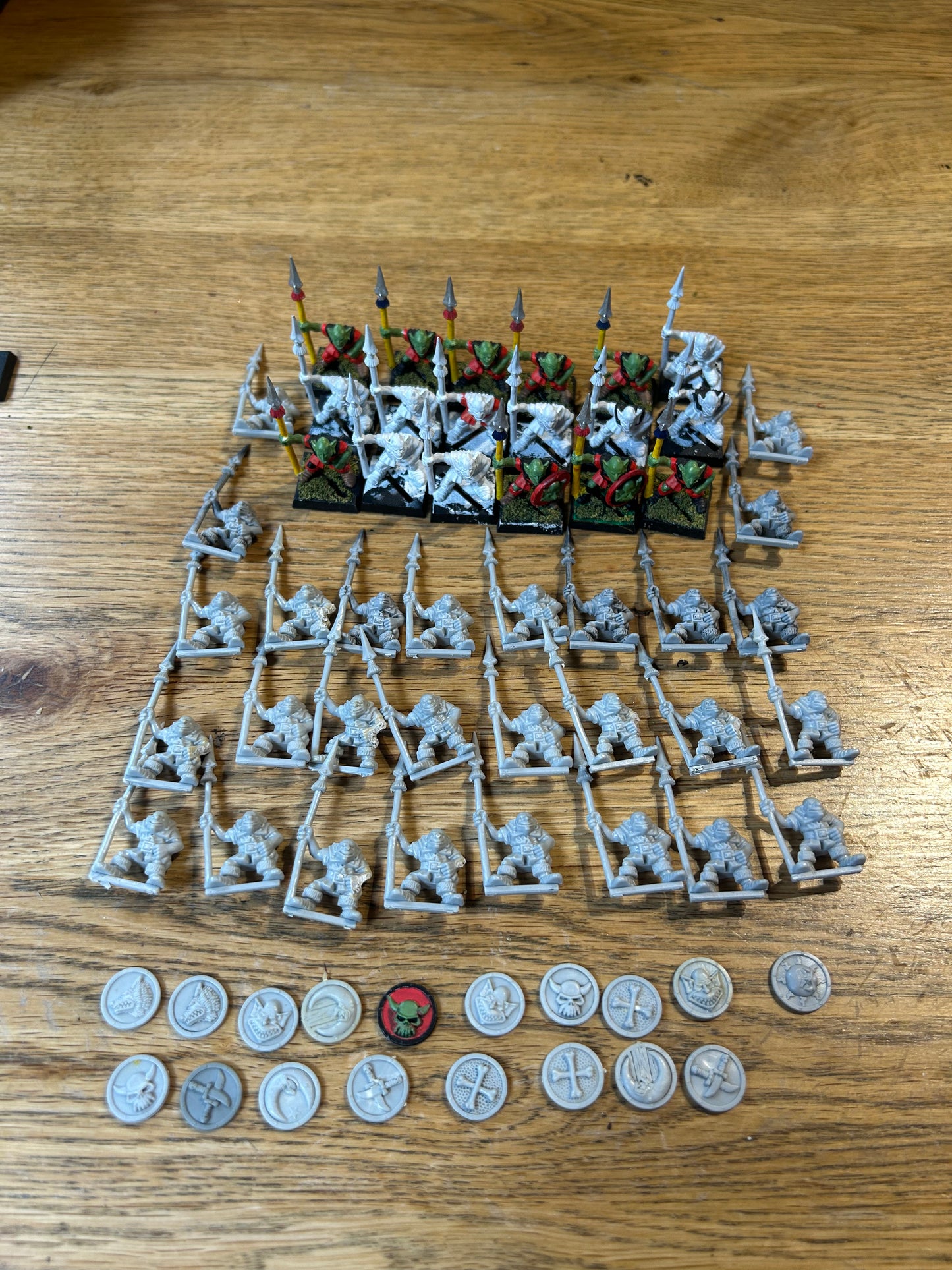 Warhammer fantasy 4th edition monopose night goblin spearmen x46 (only 20 shields, goblins on bases have no tabs, 7 goblins have a little glue damage to shield arm).