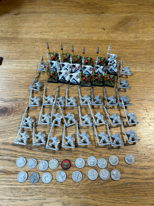 Warhammer fantasy 4th edition monopose night goblin spearmen x46 (only 20 shields, goblins on bases have no tabs, 7 goblins have a little glue damage to shield arm).