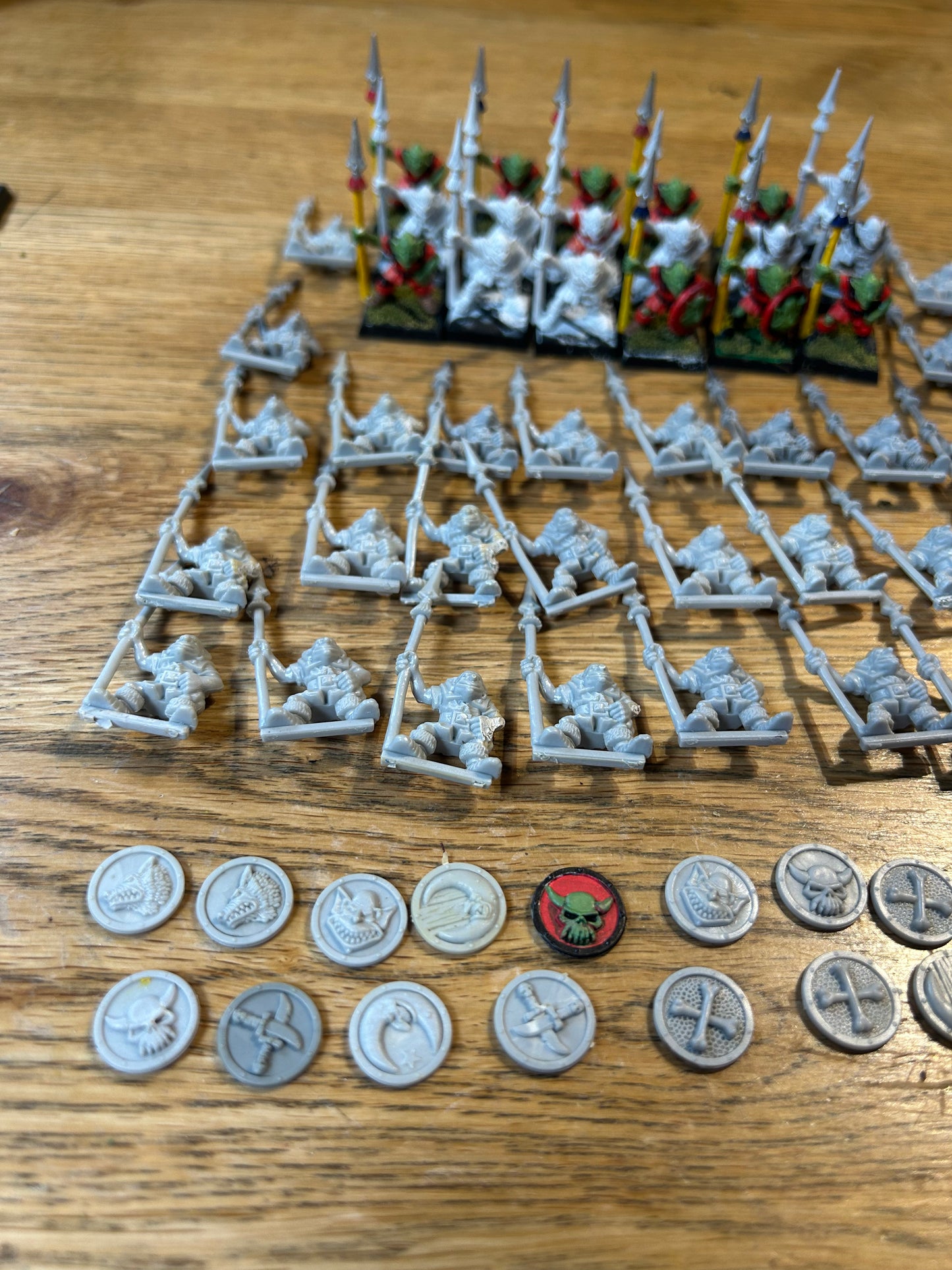 Warhammer fantasy 4th edition monopose night goblin spearmen x46 (only 20 shields, goblins on bases have no tabs, 7 goblins have a little glue damage to shield arm).