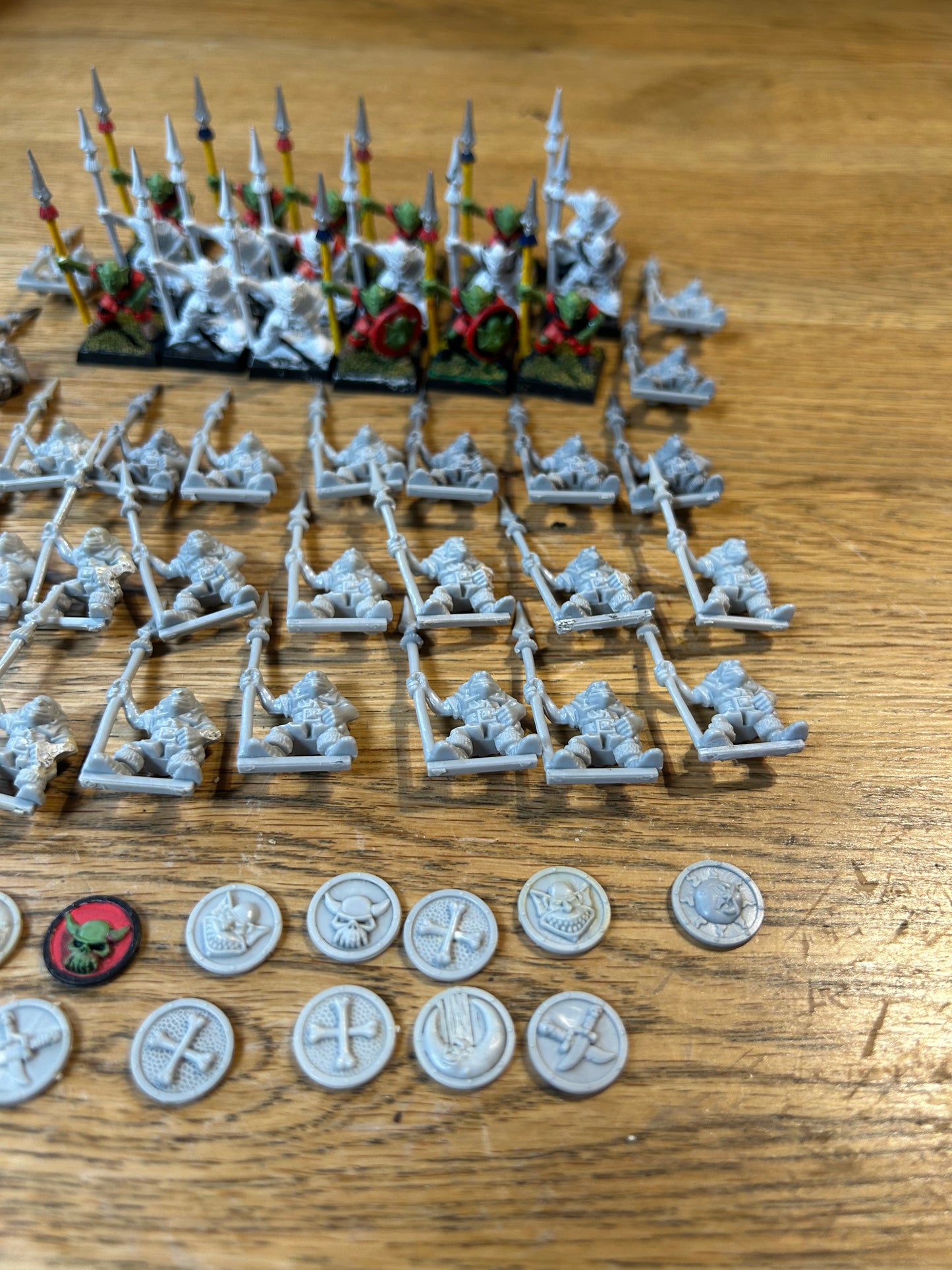 Warhammer fantasy 4th edition monopose night goblin spearmen x46 (only 20 shields, goblins on bases have no tabs, 7 goblins have a little glue damage to shield arm).