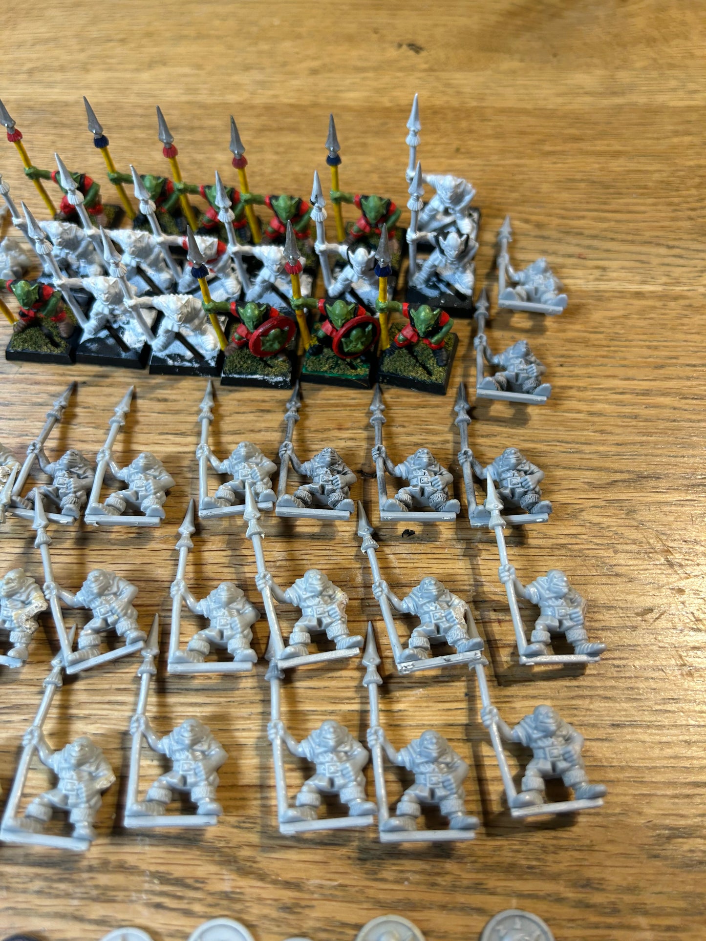 Warhammer fantasy 4th edition monopose night goblin spearmen x46 (only 20 shields, goblins on bases have no tabs, 7 goblins have a little glue damage to shield arm).