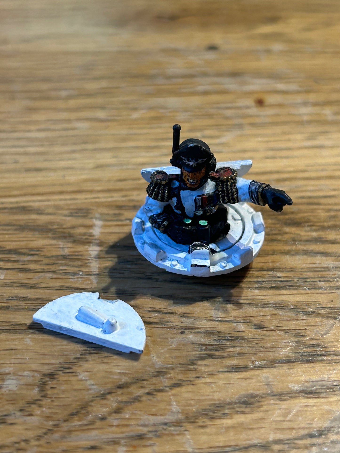 Warhammer 40K Metal IMPERIAL GUARD TANK CREW LEMAN RUSS COMMANDER with metal hatch