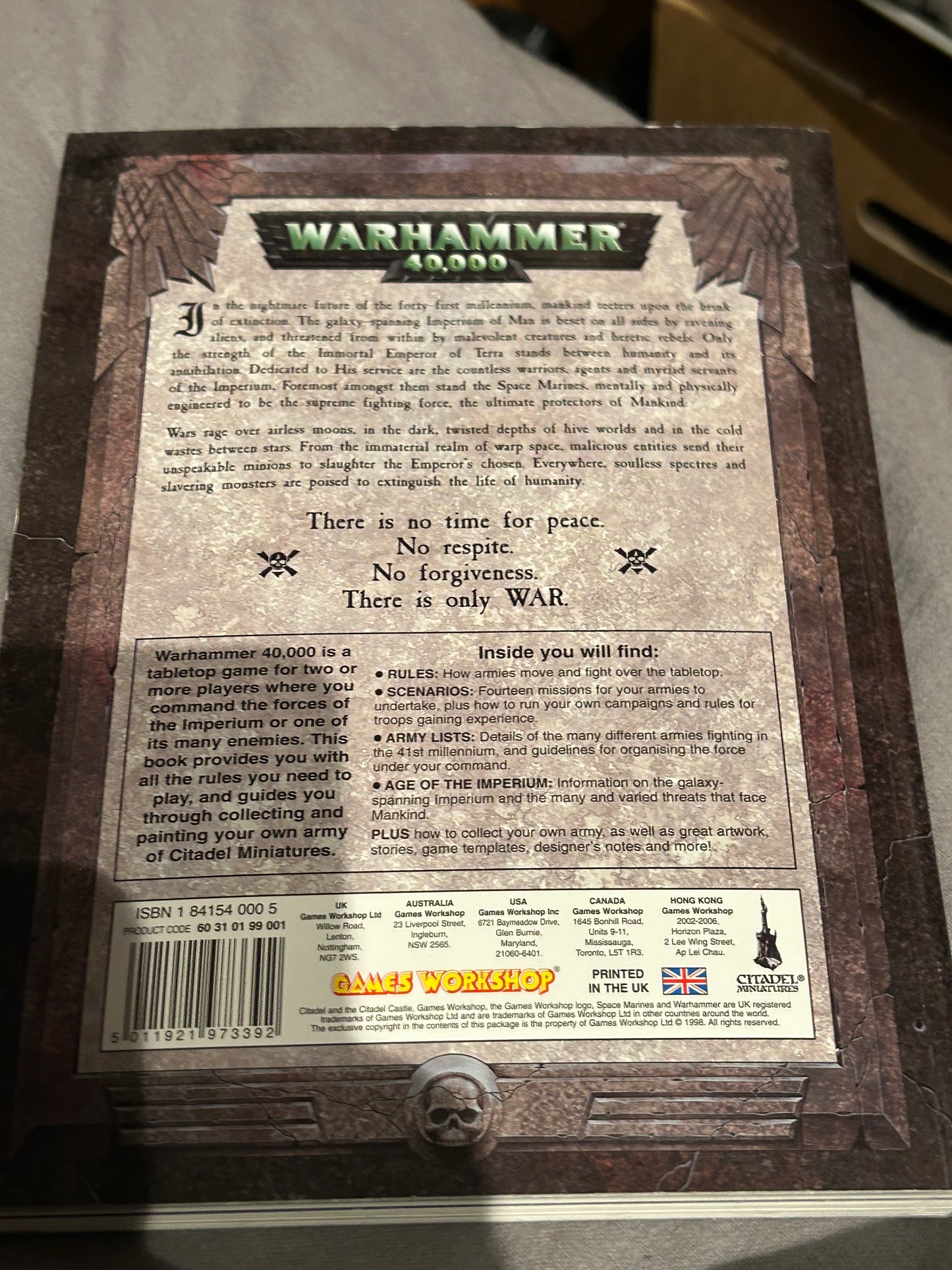 Warhammer 40k third edition box set (no miniatures, just rules, dice, some scenery, sold as seen).