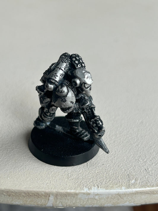 LE2 Imperial Space Marine Metal OOP Warhammer 40k damaged (top of the helmet has been flattened)