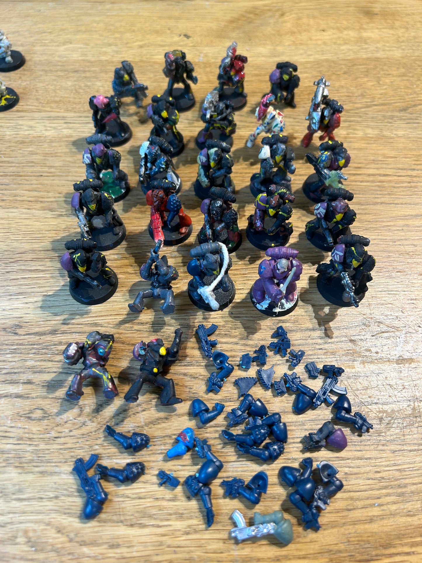 Warhammer 40k Rogue Trader RB1 plastic marines x26 (I think three have heads that have been swapped or are damaged, and a couple have weird conversions, very heavy paintjob all round). Lots of spare arms and bits included.