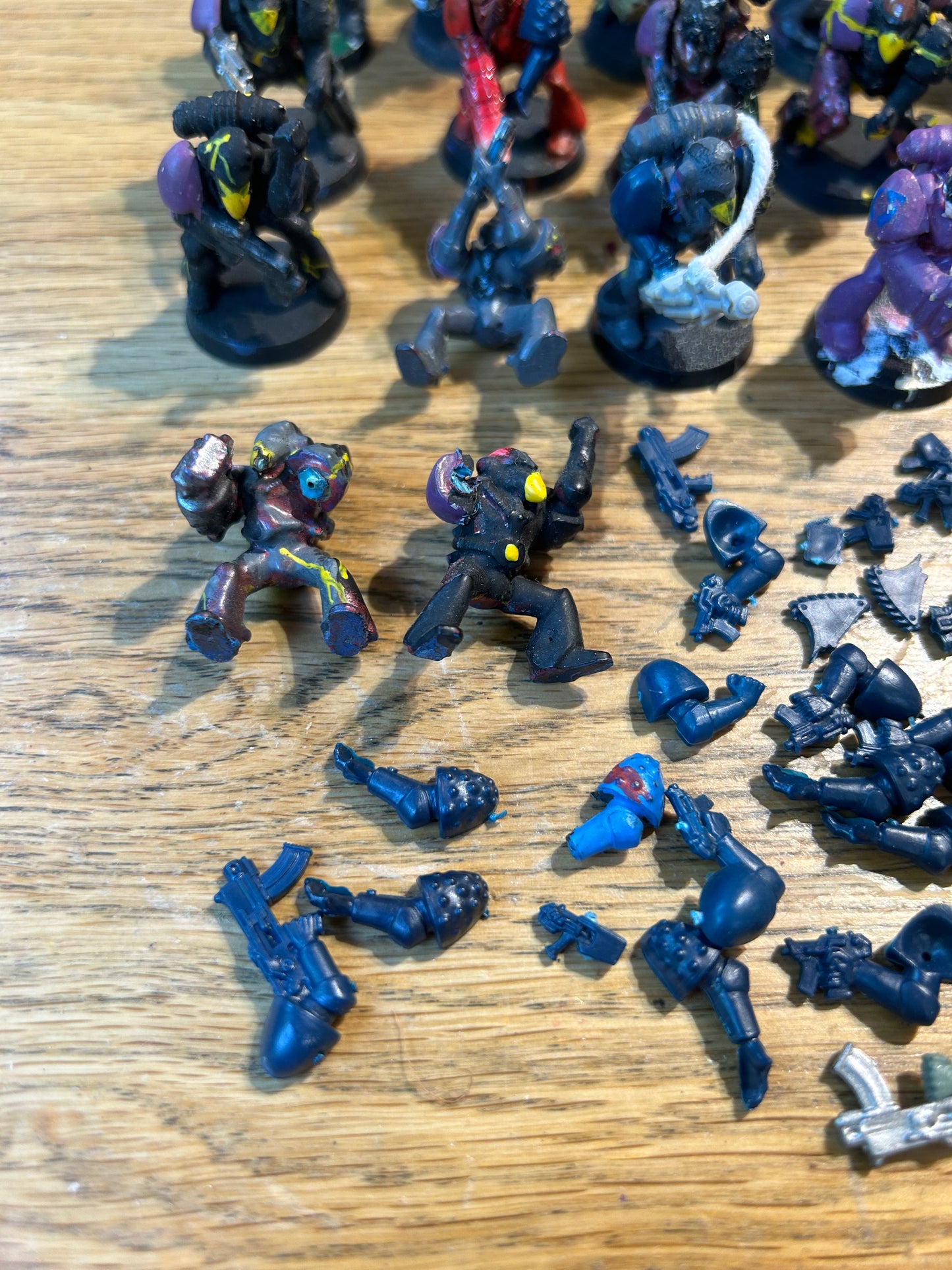 Warhammer 40k Rogue Trader RB1 plastic marines x26 (I think three have heads that have been swapped or are damaged, and a couple have weird conversions, very heavy paintjob all round). Lots of spare arms and bits included.