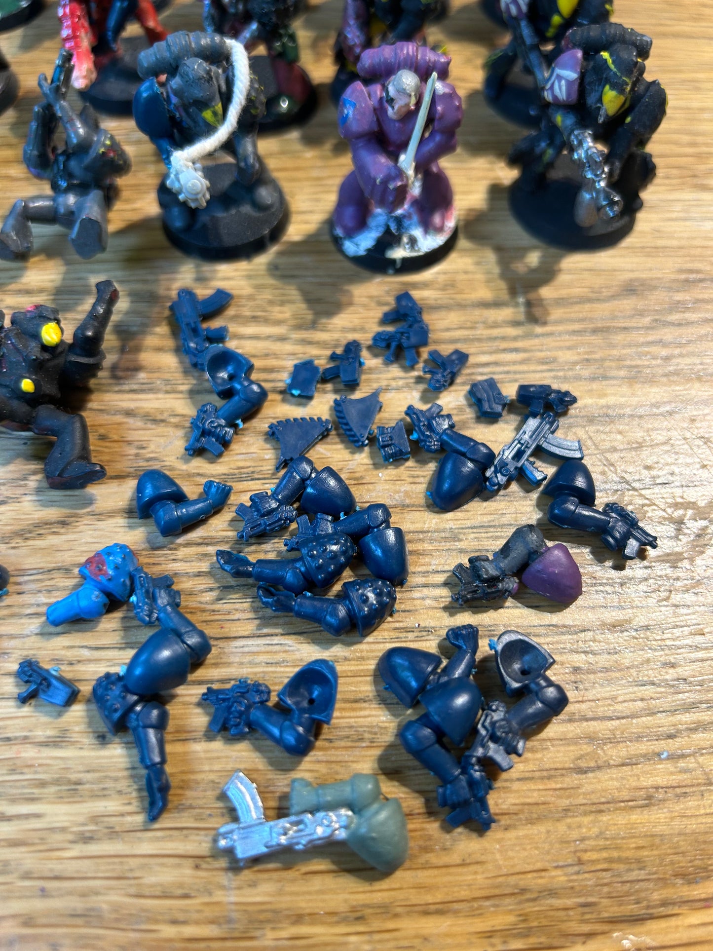 Warhammer 40k Rogue Trader RB1 plastic marines x26 (I think three have heads that have been swapped or are damaged, and a couple have weird conversions, very heavy paintjob all round). Lots of spare arms and bits included.