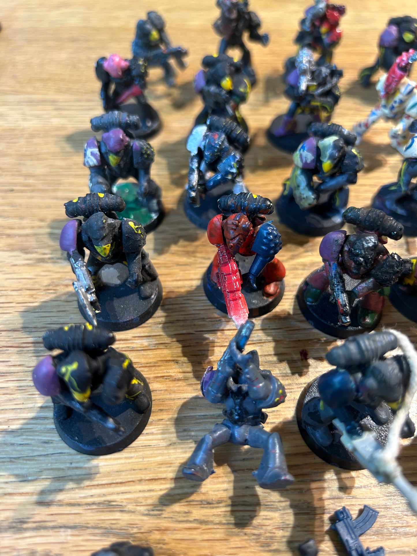 Warhammer 40k Rogue Trader RB1 plastic marines x26 (I think three have heads that have been swapped or are damaged, and a couple have weird conversions, very heavy paintjob all round). Lots of spare arms and bits included.