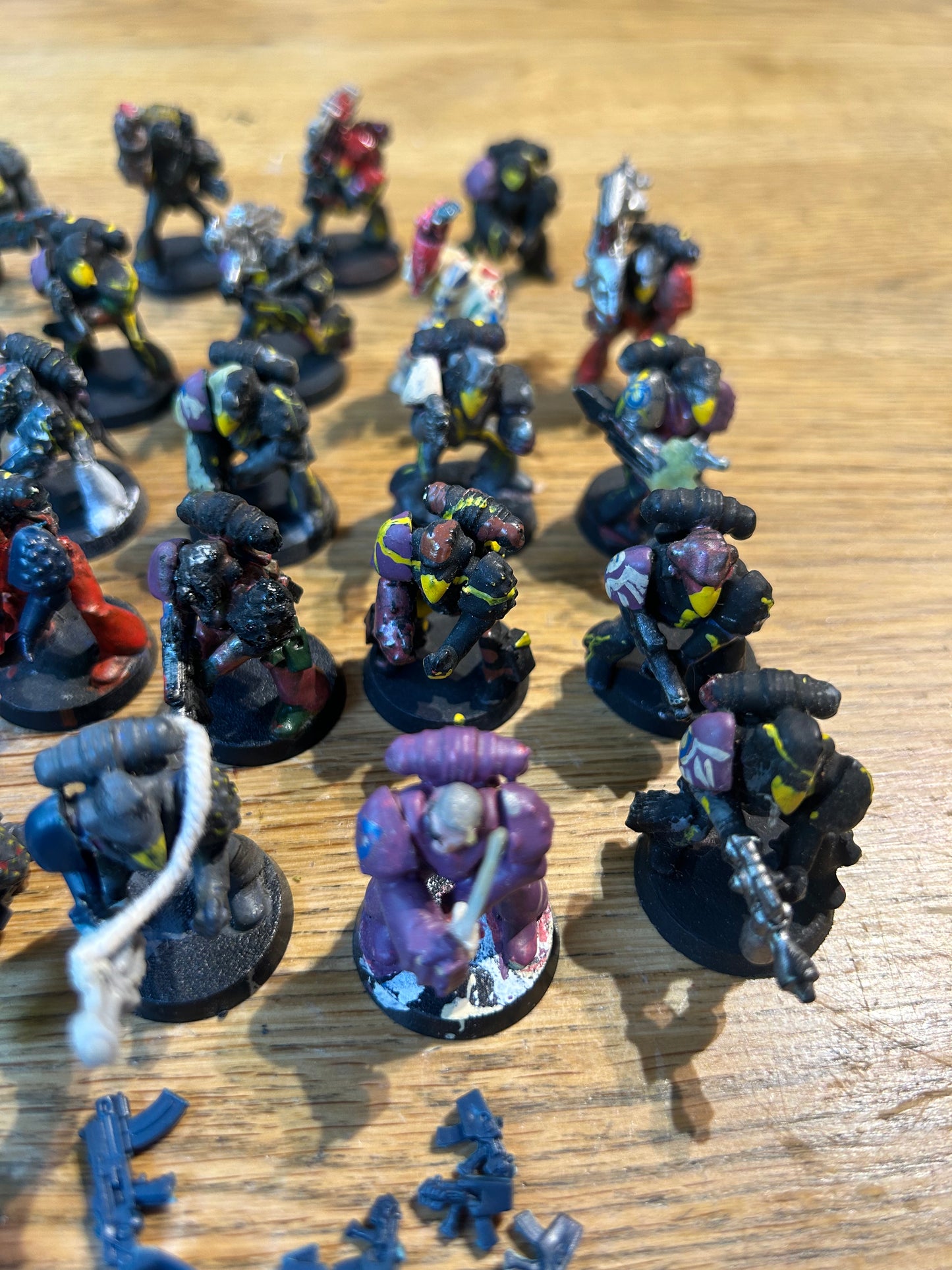 Warhammer 40k Rogue Trader RB1 plastic marines x26 (I think three have heads that have been swapped or are damaged, and a couple have weird conversions, very heavy paintjob all round). Lots of spare arms and bits included.