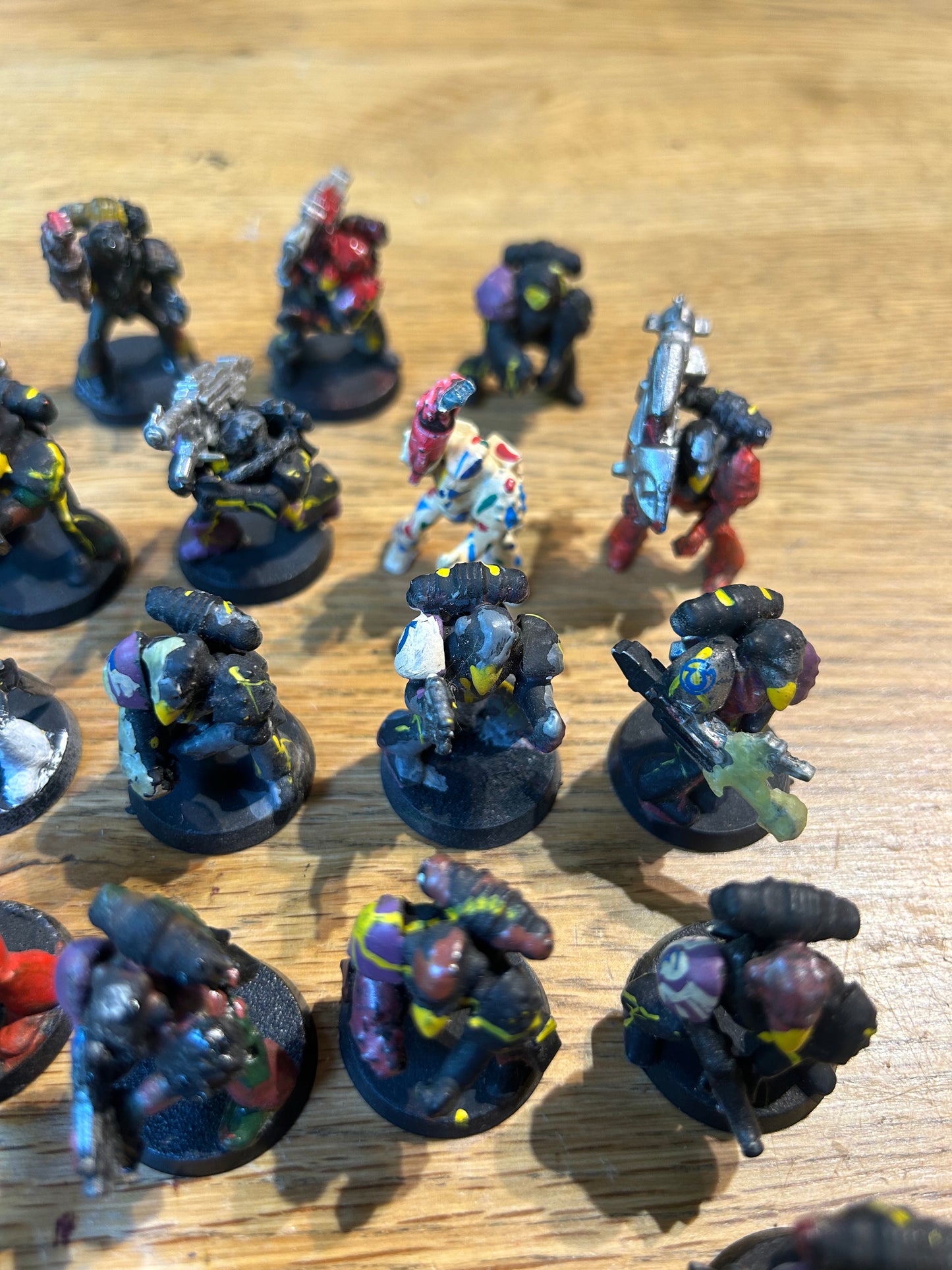 Warhammer 40k Rogue Trader RB1 plastic marines x26 (I think three have heads that have been swapped or are damaged, and a couple have weird conversions, very heavy paintjob all round). Lots of spare arms and bits included.