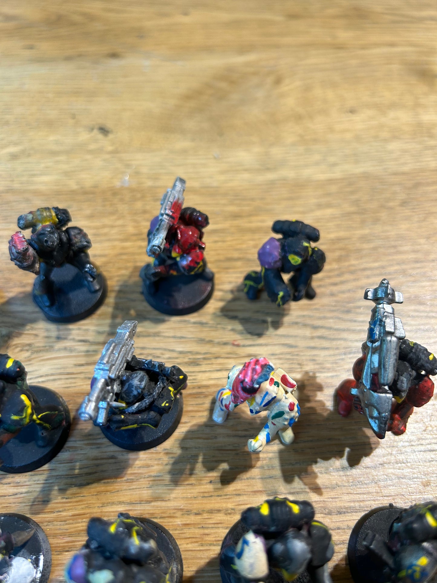 Warhammer 40k Rogue Trader RB1 plastic marines x26 (I think three have heads that have been swapped or are damaged, and a couple have weird conversions, very heavy paintjob all round). Lots of spare arms and bits included.