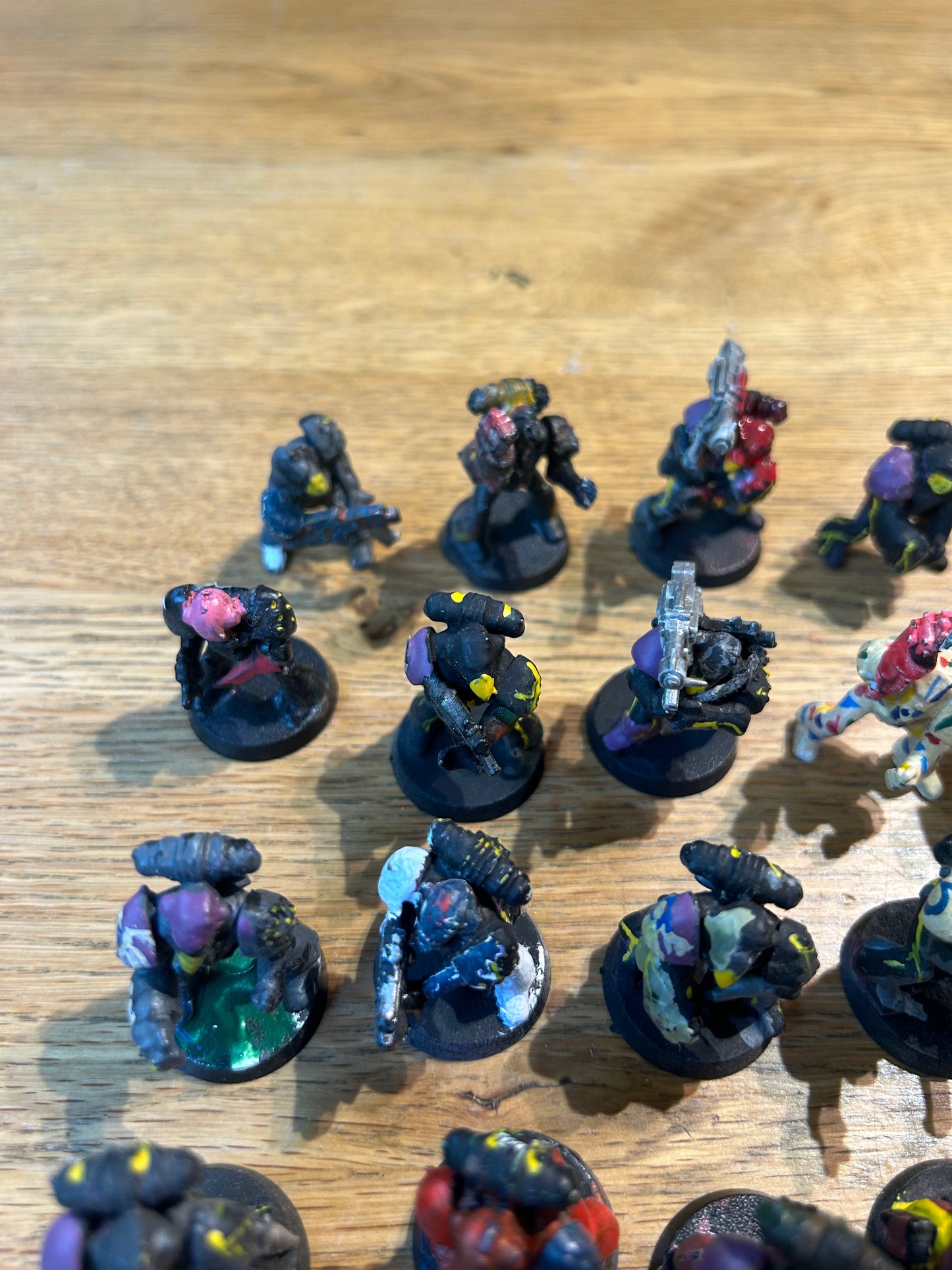 Warhammer 40k Rogue Trader RB1 plastic marines x26 (I think three have heads that have been swapped or are damaged, and a couple have weird conversions, very heavy paintjob all round). Lots of spare arms and bits included.