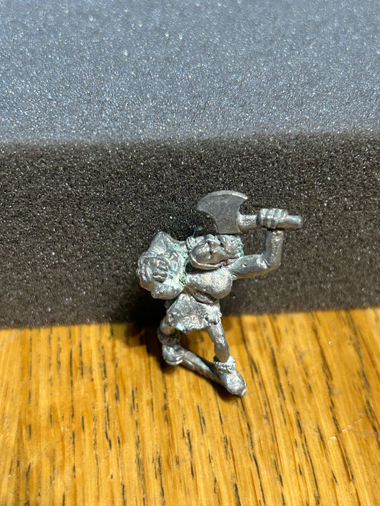 Warhammer - Orcs & Goblins - C15 -  Classic Orc Villager - Female with axe