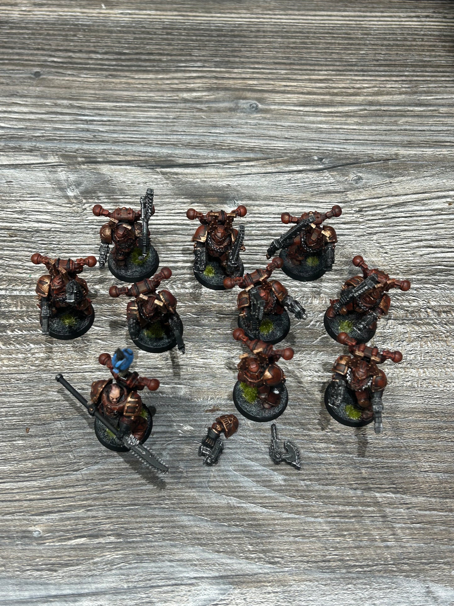 Warhammer 40k World Eaters. 10 X Berzerkers. Chaos space marines (one needs his arm and axe head glued back on)