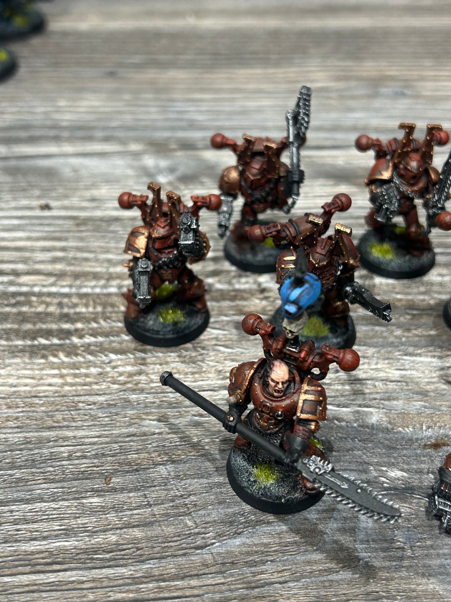 Warhammer 40k World Eaters. 10 X Berzerkers. Chaos space marines (one needs his arm and axe head glued back on)