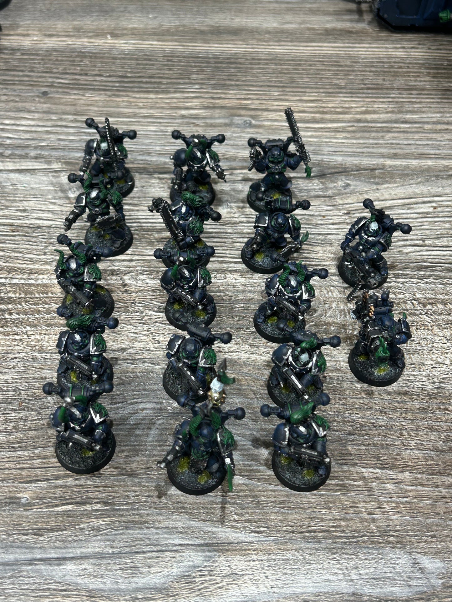40k Chaos Space Marines x17 (6 have hand weapon and small gun, two are heavies, with one having metal components, one is a leader and the rest have bolt guns)