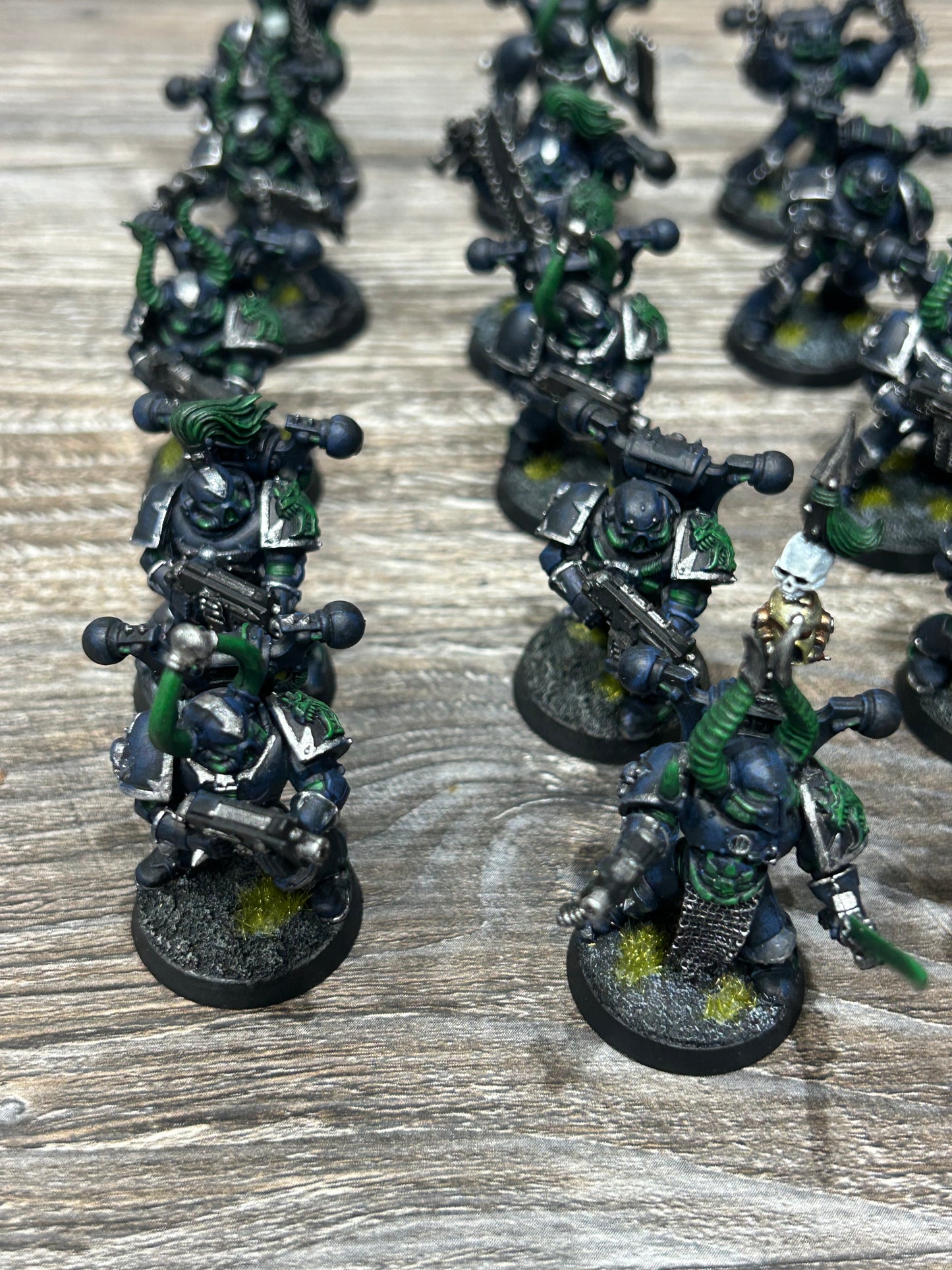 40k Chaos Space Marines x17 (6 have hand weapon and small gun, two are heavies, with one having metal components, one is a leader and the rest have bolt guns)