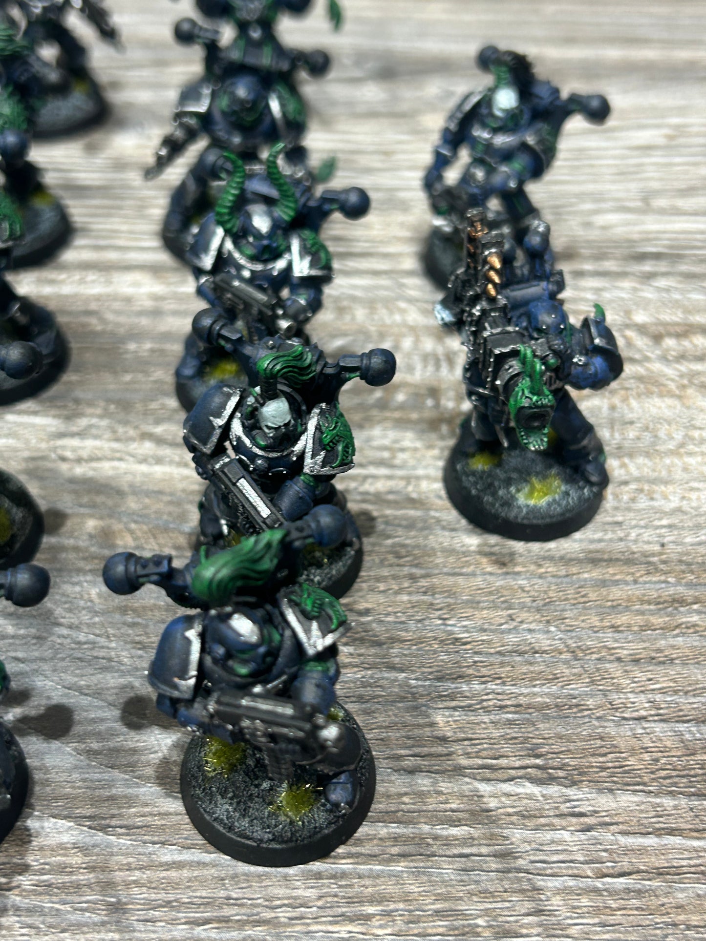 40k Chaos Space Marines x17 (6 have hand weapon and small gun, two are heavies, with one having metal components, one is a leader and the rest have bolt guns)