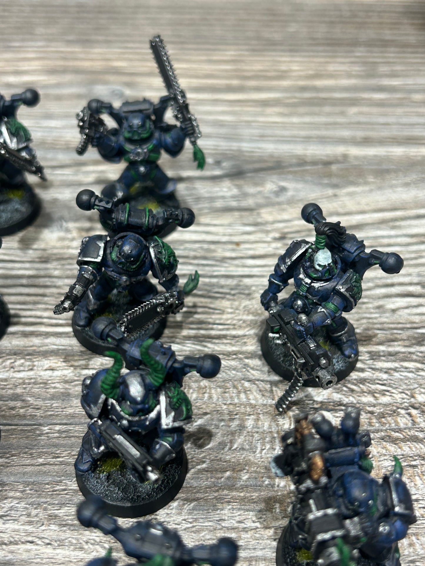 40k Chaos Space Marines x17 (6 have hand weapon and small gun, two are heavies, with one having metal components, one is a leader and the rest have bolt guns)