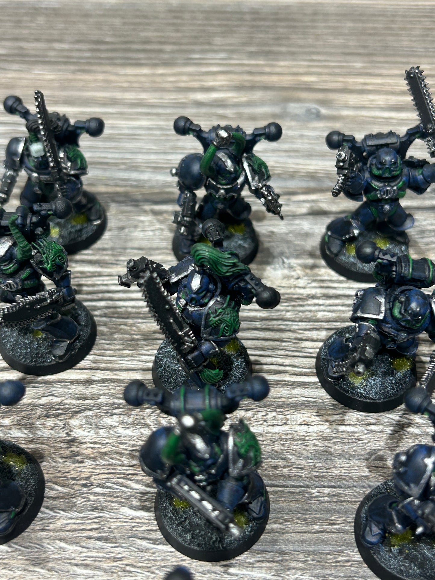 40k Chaos Space Marines x17 (6 have hand weapon and small gun, two are heavies, with one having metal components, one is a leader and the rest have bolt guns)