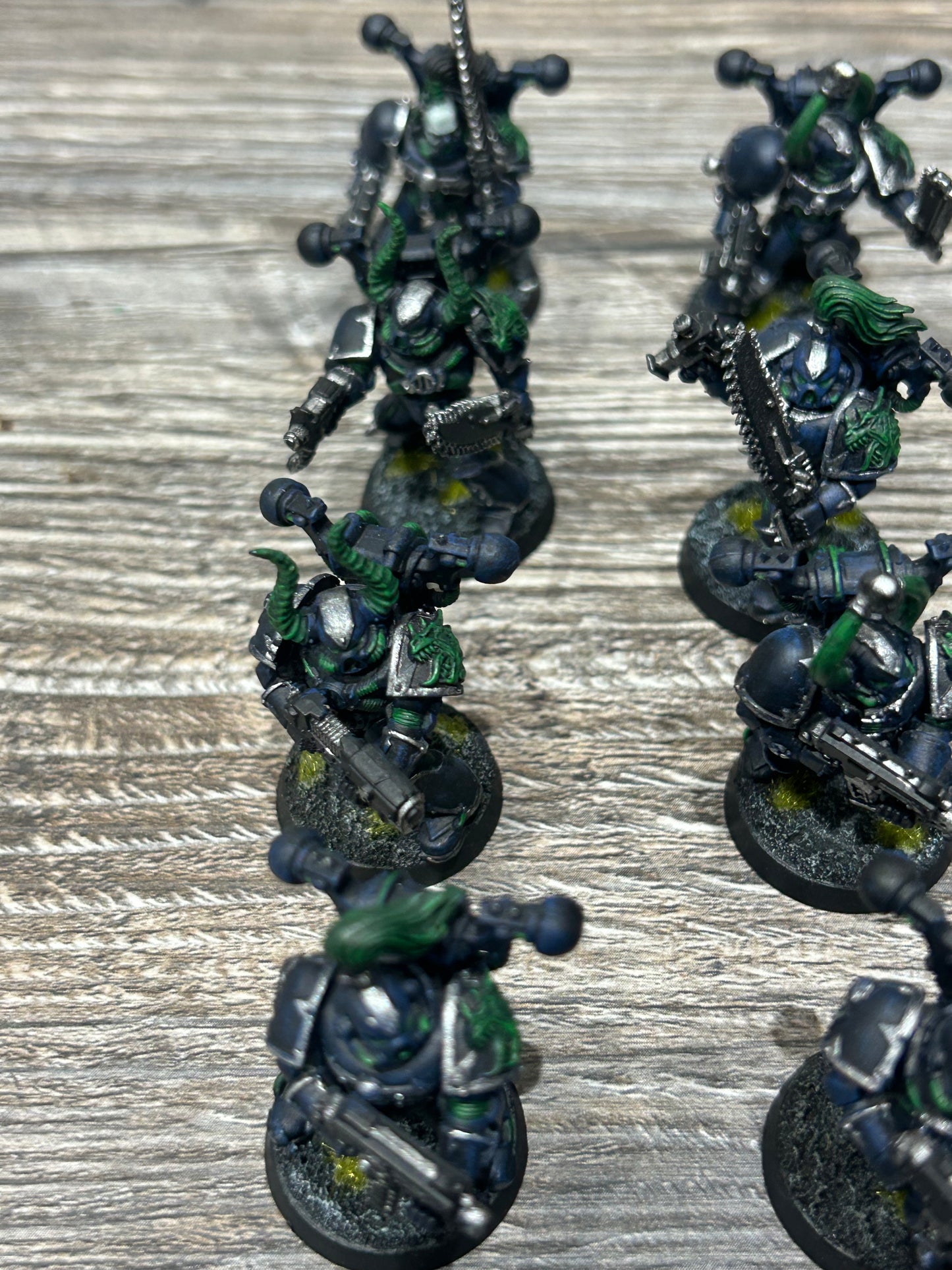 40k Chaos Space Marines x17 (6 have hand weapon and small gun, two are heavies, with one having metal components, one is a leader and the rest have bolt guns)
