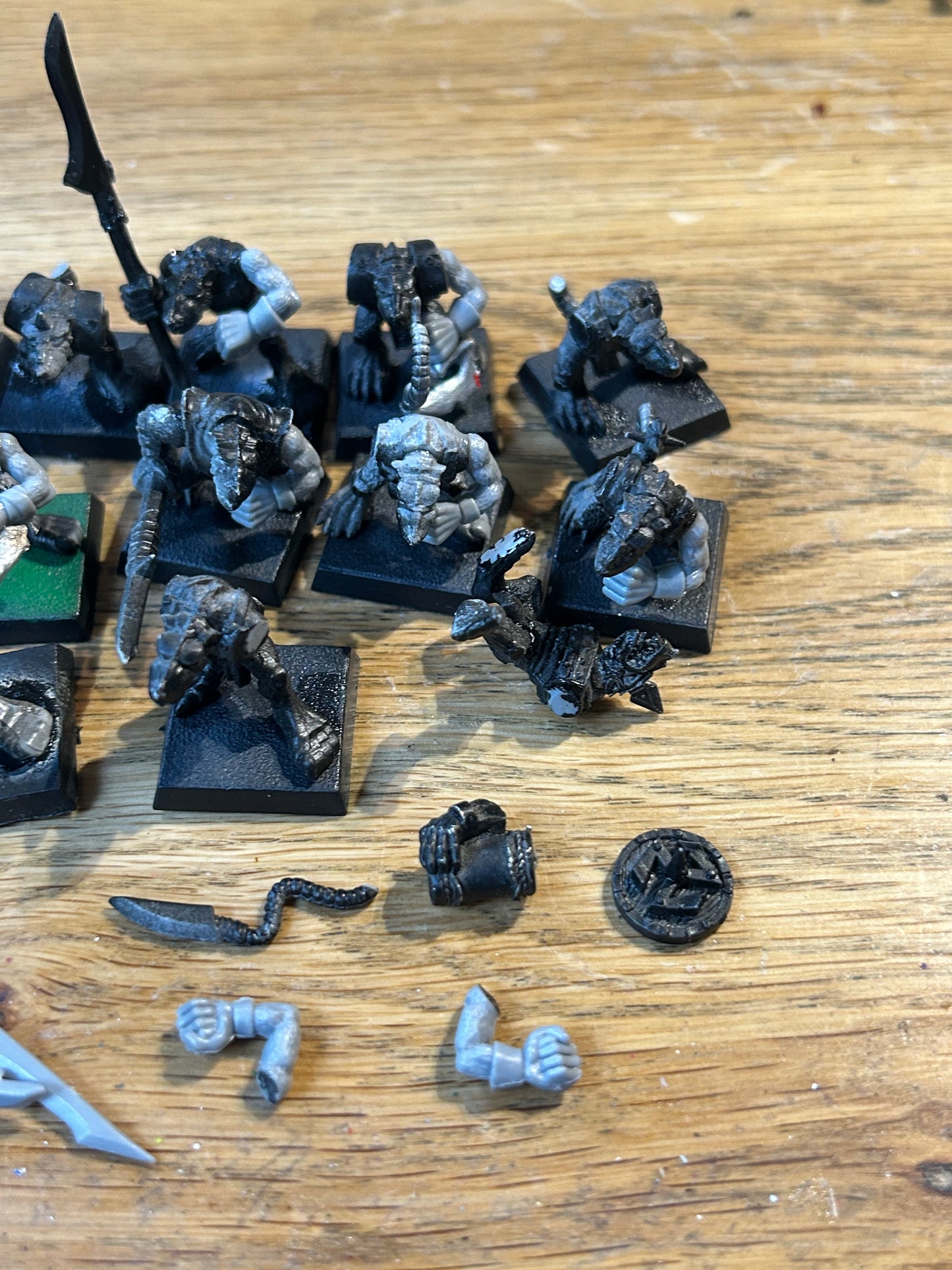 Warhammer fantasy regiments plastic skaven x14 (not complete, a few have broken tails and there are not enough arms to complete them all)