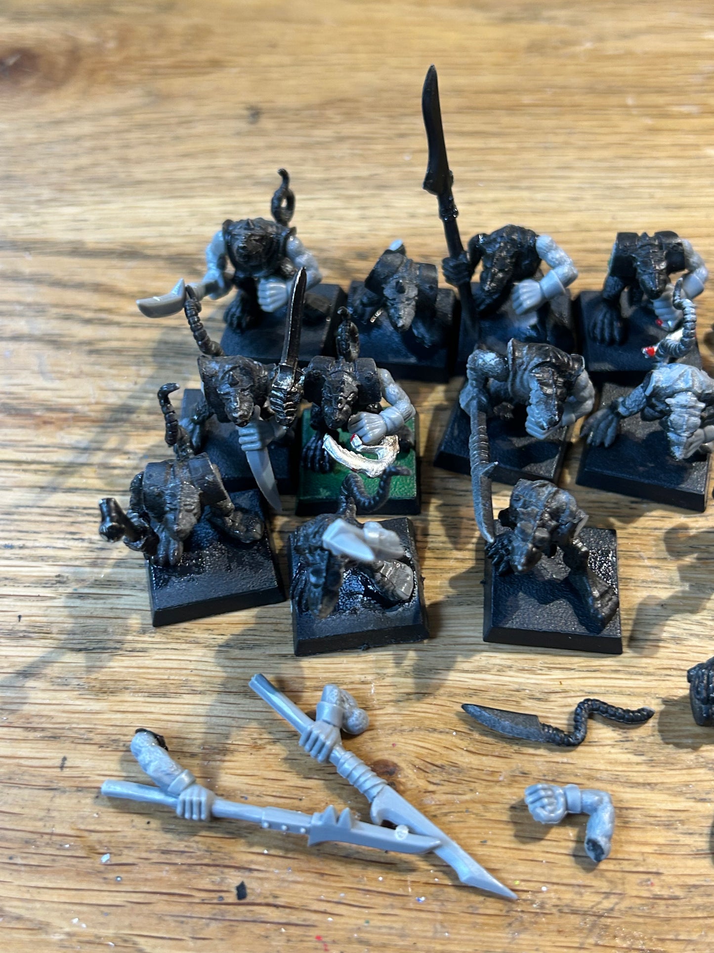 Warhammer fantasy regiments plastic skaven x14 (not complete, a few have broken tails and there are not enough arms to complete them all)