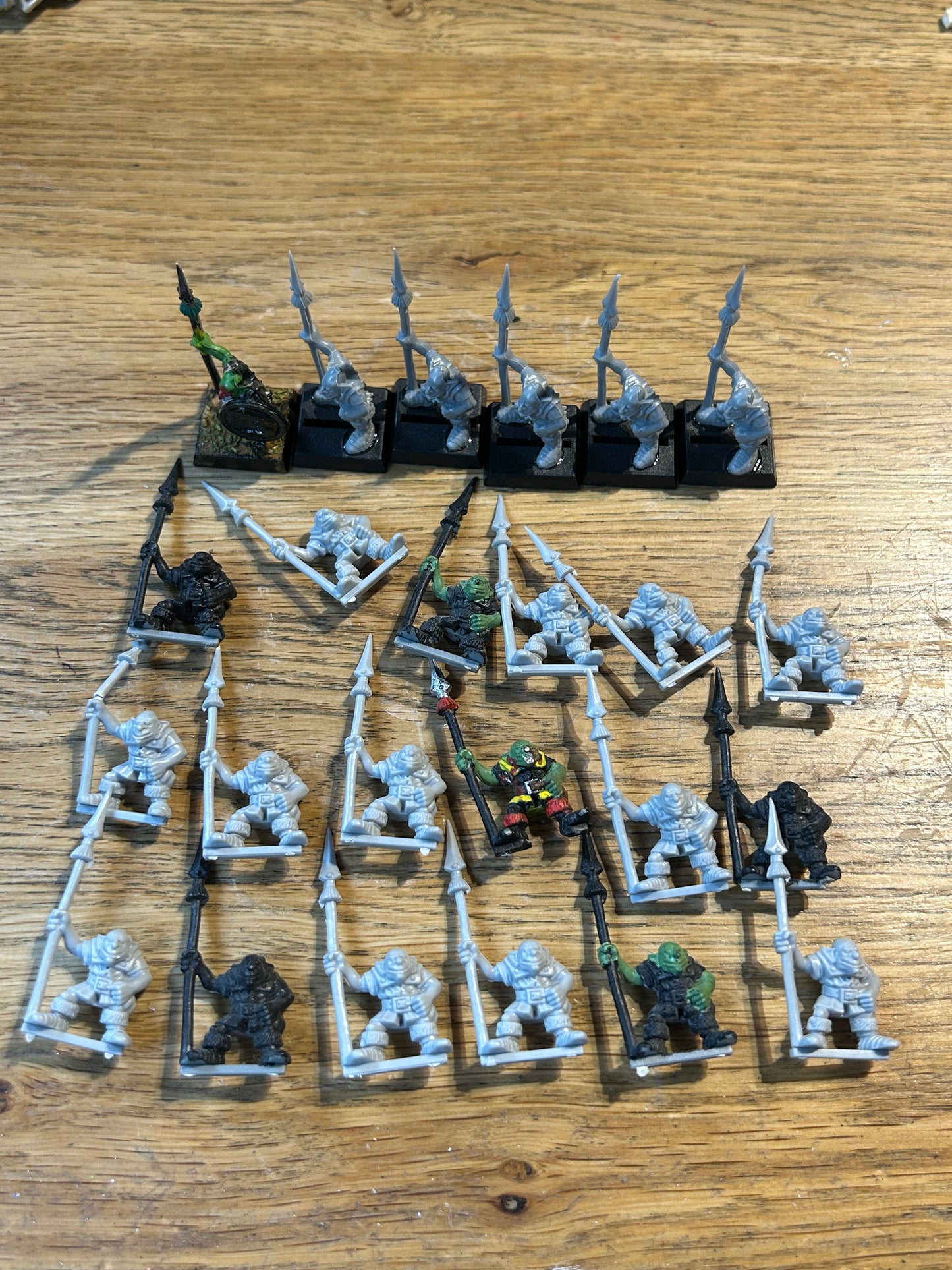 Warhammer fantasy 4th edition monopose night goblin spearmen x24 (one shield, goblins on bases have no tabs, 1 spear is partly broken)