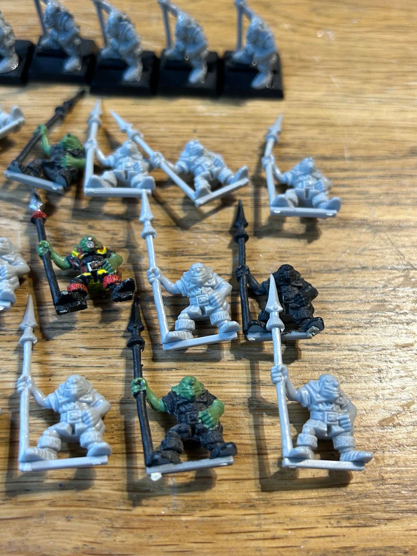 Warhammer fantasy 4th edition monopose night goblin spearmen x24 (one shield, goblins on bases have no tabs, 1 spear is partly broken)