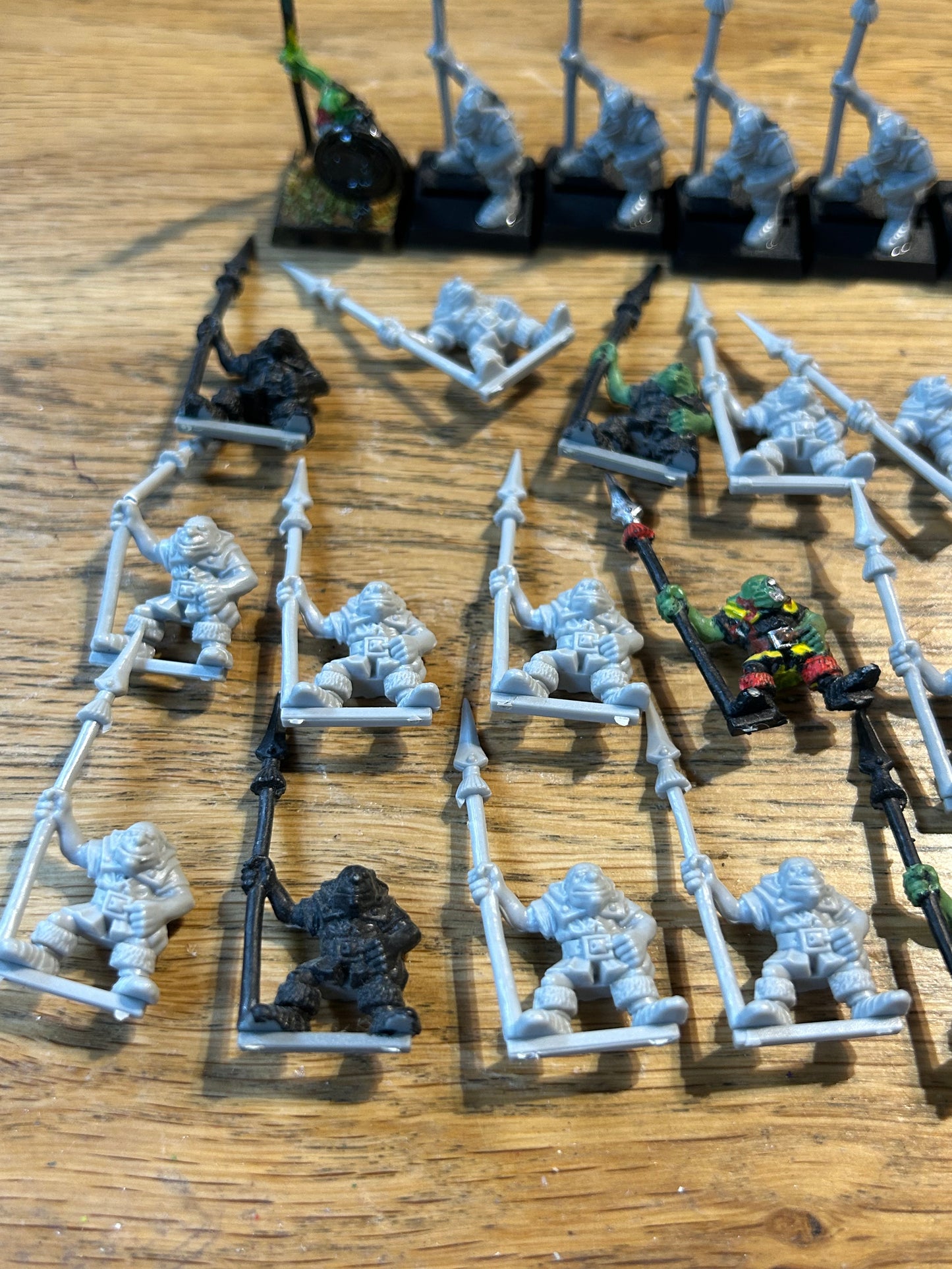 Warhammer fantasy 4th edition monopose night goblin spearmen x24 (one shield, goblins on bases have no tabs, 1 spear is partly broken)