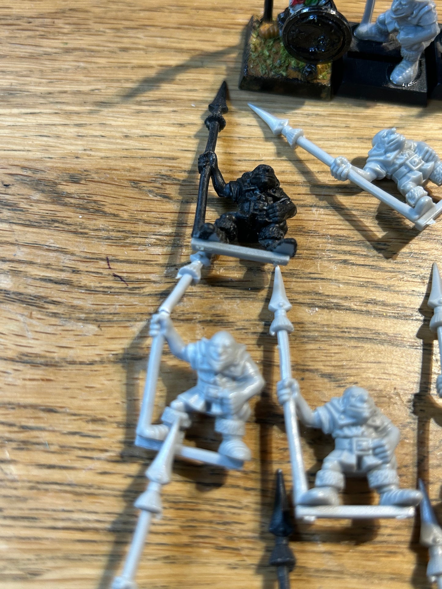 Warhammer fantasy 4th edition monopose night goblin spearmen x24 (one shield, goblins on bases have no tabs, 1 spear is partly broken)