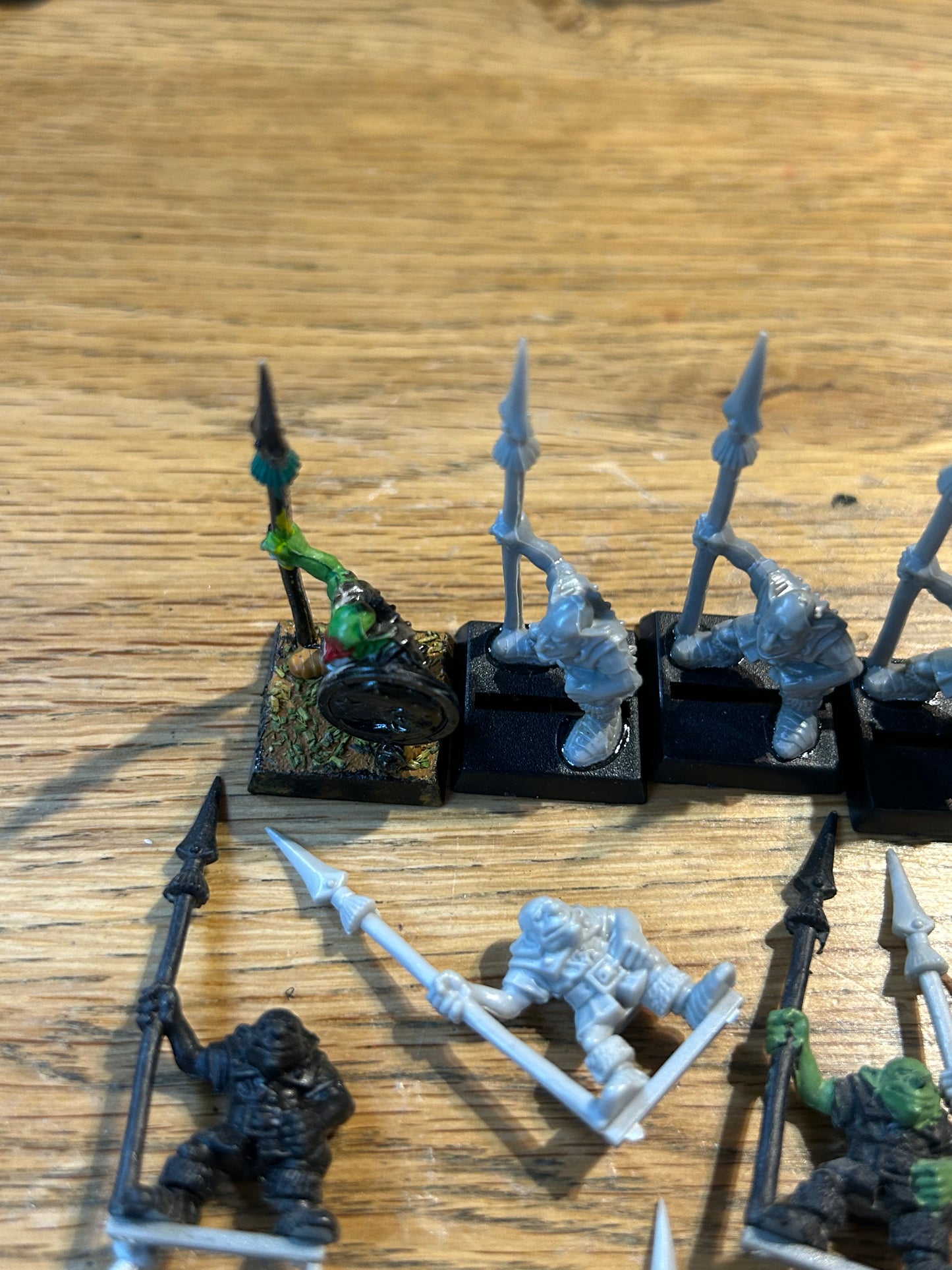 Warhammer fantasy 4th edition monopose night goblin spearmen x24 (one shield, goblins on bases have no tabs, 1 spear is partly broken)