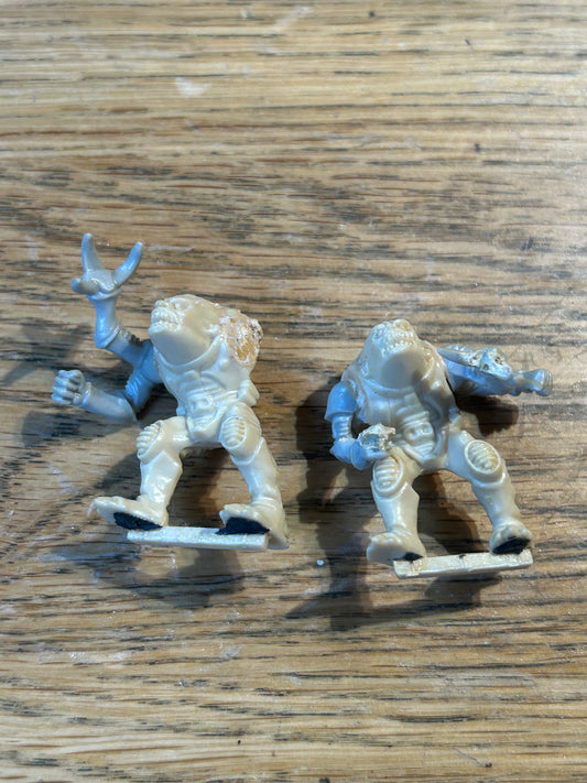 Warhammer 40k/ Rogue Trader Genestealer hybrid x2 (missing an arm and the one with two arms has a broken claw)