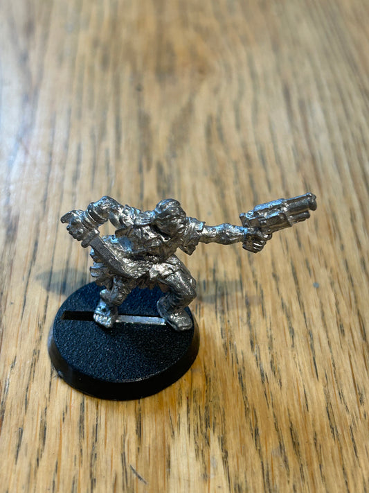 Warhammer 40k Necromunda Scavvy Ganger with stub gun and knife Metal Scavvies