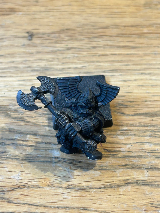 Warhammer fantasy dwarf lord or thane in gromril armour with double handed axe (no tab)