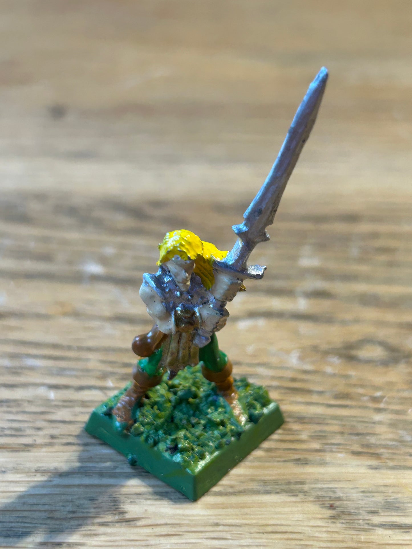Warhammer Fantasy old world wood elf  wardancer with double handed sword Kaer