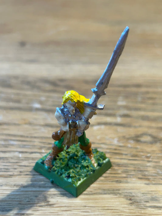 Warhammer Fantasy old world wood elf  wardancer with double handed sword Kaer