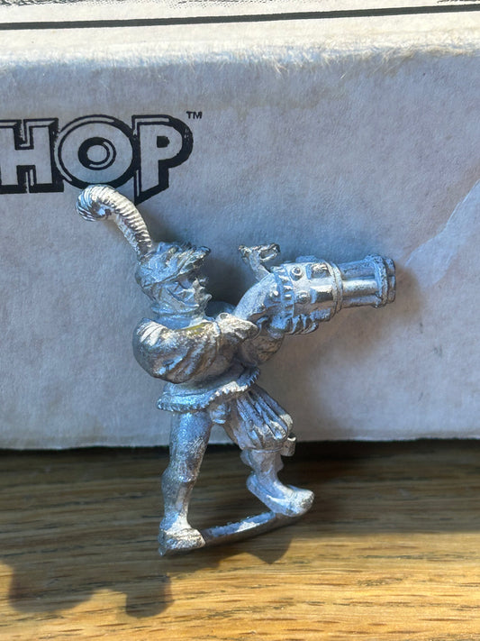 Warhammer fantasy Empire War Wagon Crew Man with Repeating Handgun Metal