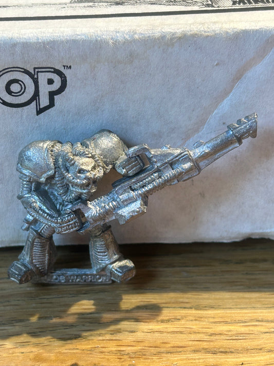 Games Workshop Warhammer 40k Rogue Trader Chaos Renegades Heavy Weapon lascannon  Marine (no backpack)