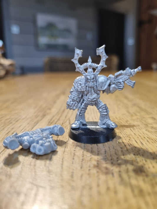 Warhammer 40k Rogue Trader Chaos Space Marine renegade with bolter - Metal with back pack