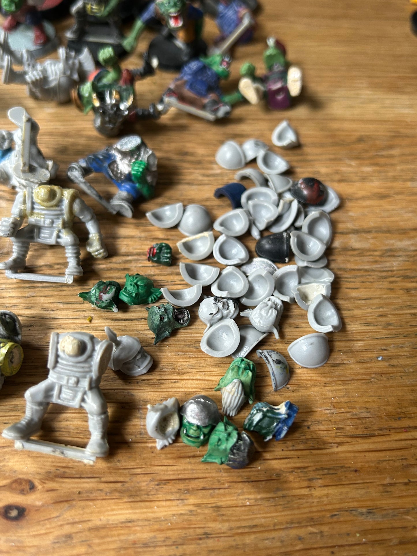 Warhammer 40k rogue trader plastic orks job lot (none complete, at least 4 have an arm that’s missing a hand) basically 23 bodies, some arms, lots of shoulder pads and enough heads.