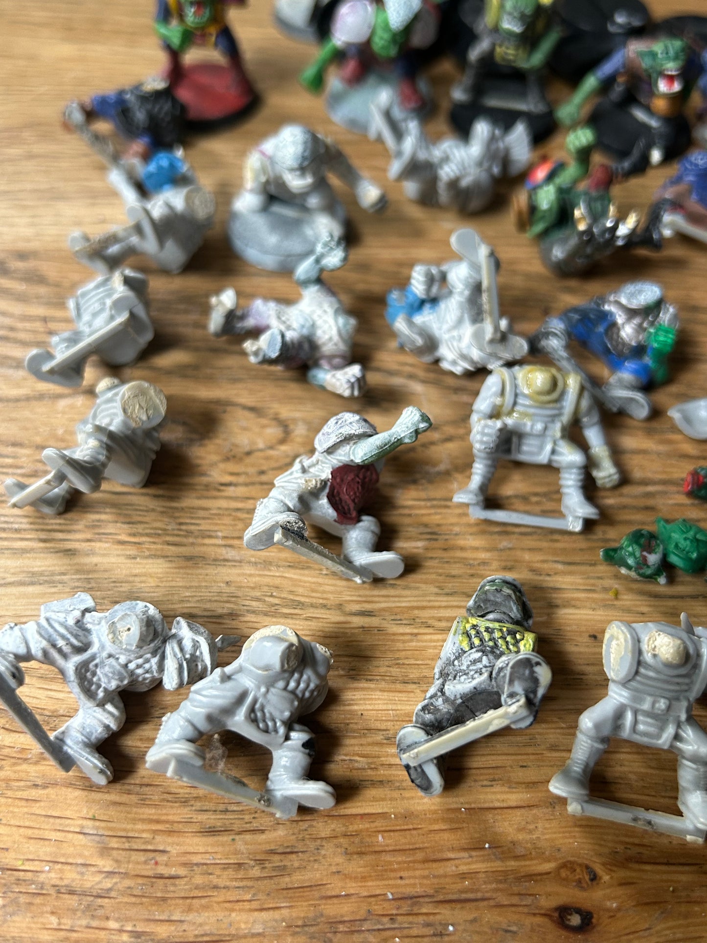 Warhammer 40k rogue trader plastic orks job lot (none complete, at least 4 have an arm that’s missing a hand) basically 23 bodies, some arms, lots of shoulder pads and enough heads.